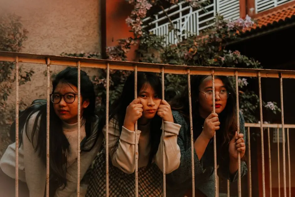 Anak kos lagi ketawa-ketiwi di teras depan kos